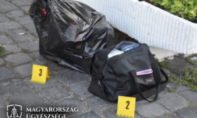 Utazótáskába pakolta a cuccokat