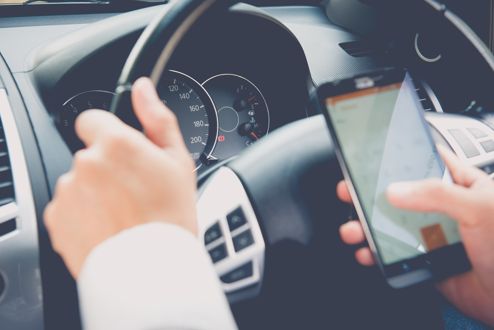 Hand,Using,Phone,Sending,A,Text,While,Driving,To,Work